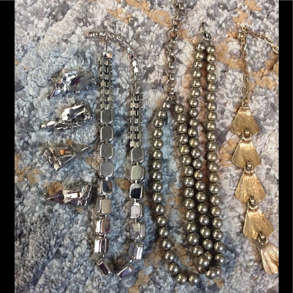 LOT OF VINTAGE COSTUME JEWELRY! GREAT CONDITION! - Picture 5 of 6